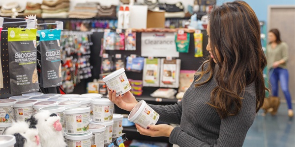 A Guide to the Alternative Pet Food Aisle